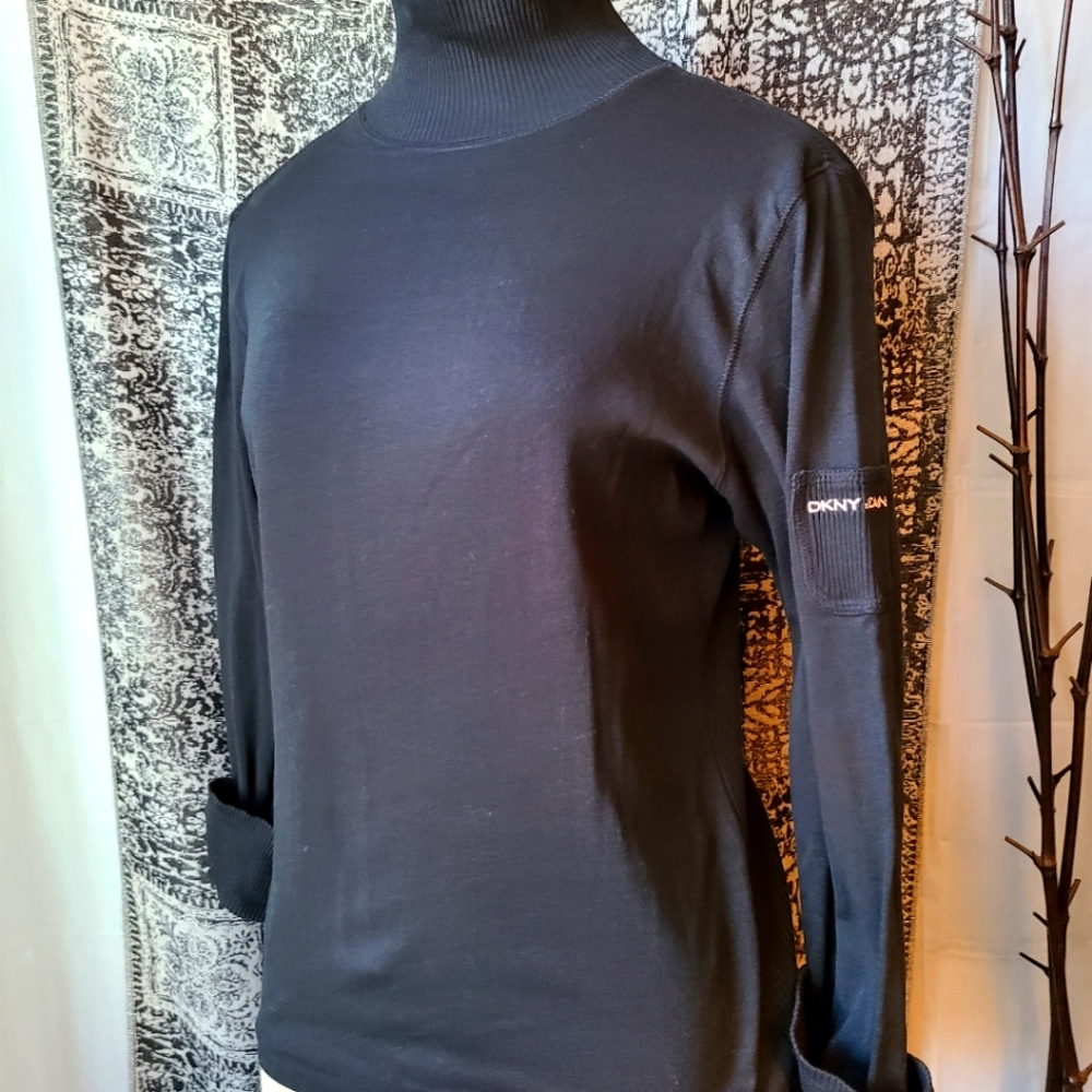 DKNY...BEAUTIFUL TURTLE NECK